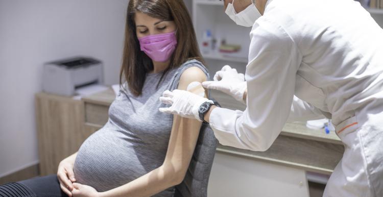 pregnant_woman_having_a_flu_jab