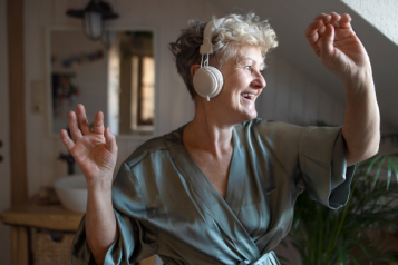 Middle_aged_woman_dancing_with_headphones_on