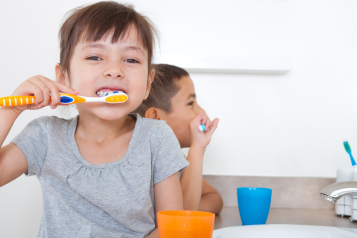 young_girl_brushing_her_teeth